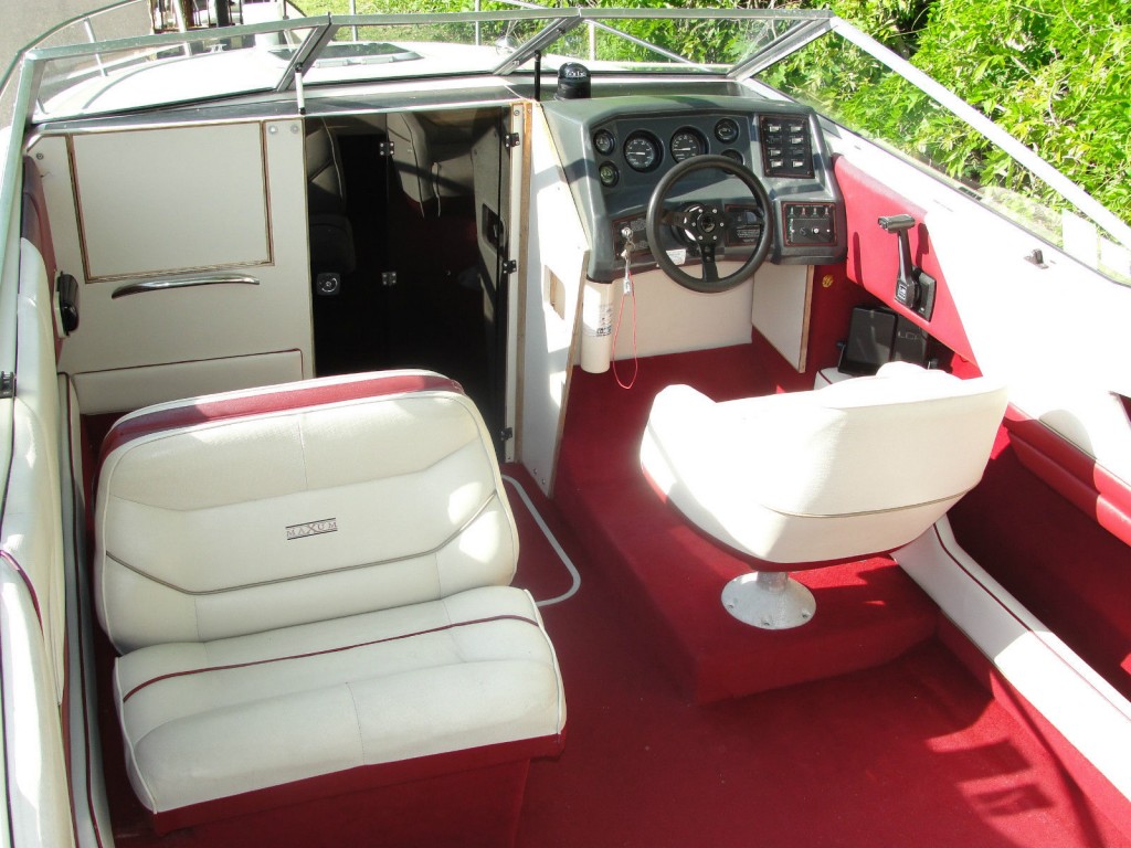 1990 Maxum SCR 2400 Cuddy with V8 Mercruiser and Trailer