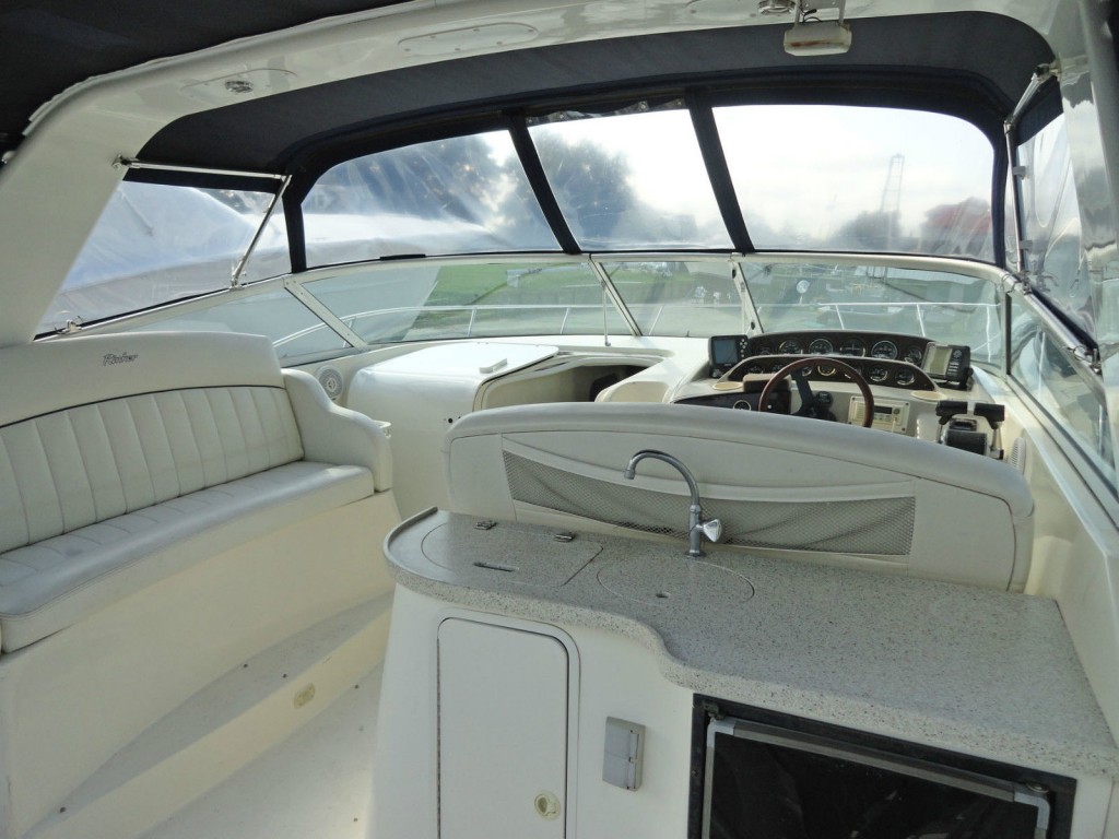 2000 Rinker 330 Fiesta Vee Cruiser
