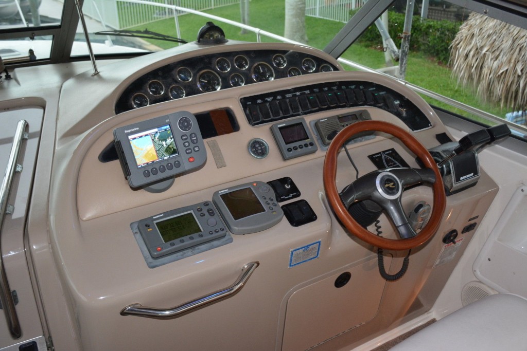 1999 Sea Ray 310 Sundancer Yacht