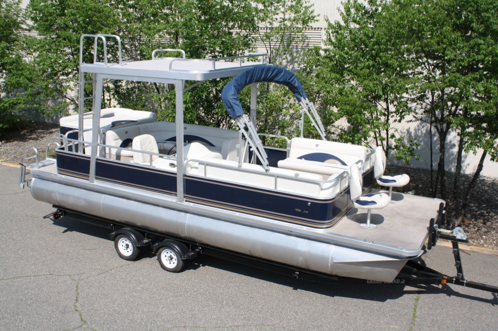 2012 Tahoe Grand Island 24 Pontoon boat with swim roof and full camper