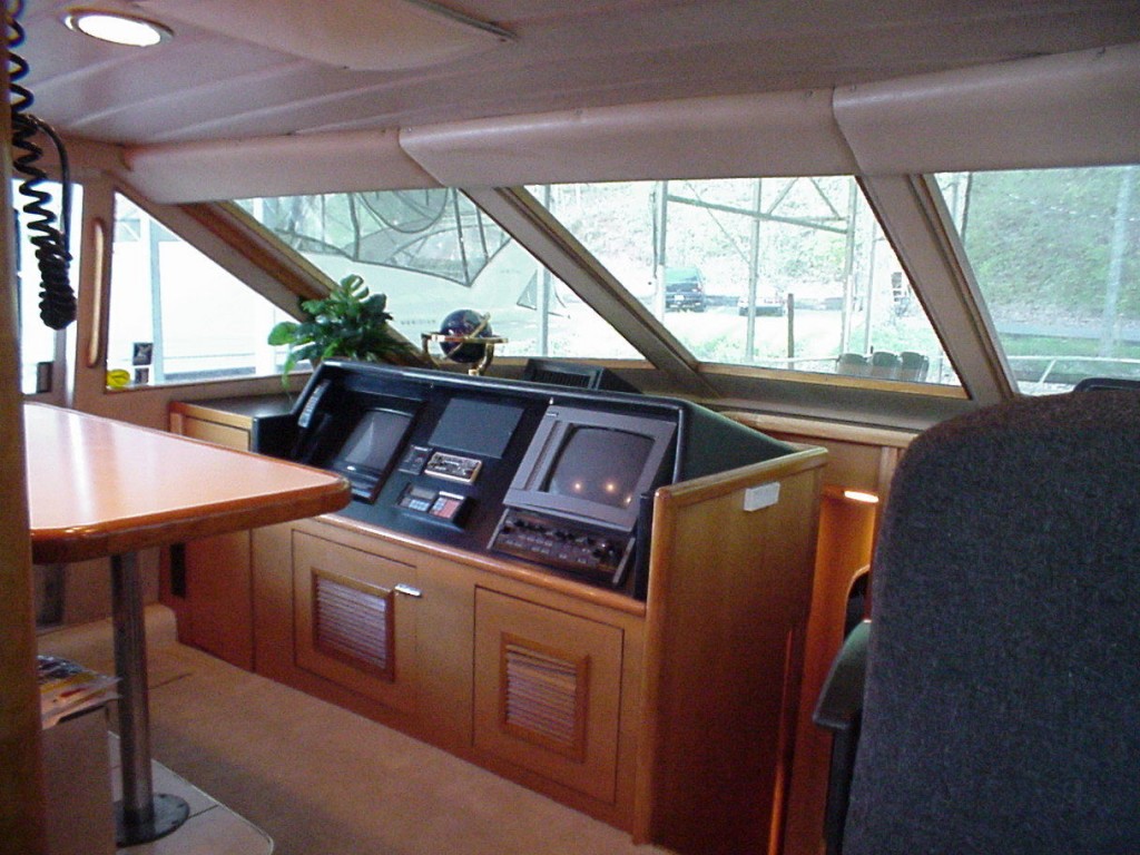 1985 Guy Coauch Motoryacht Cockpit Motoryacht