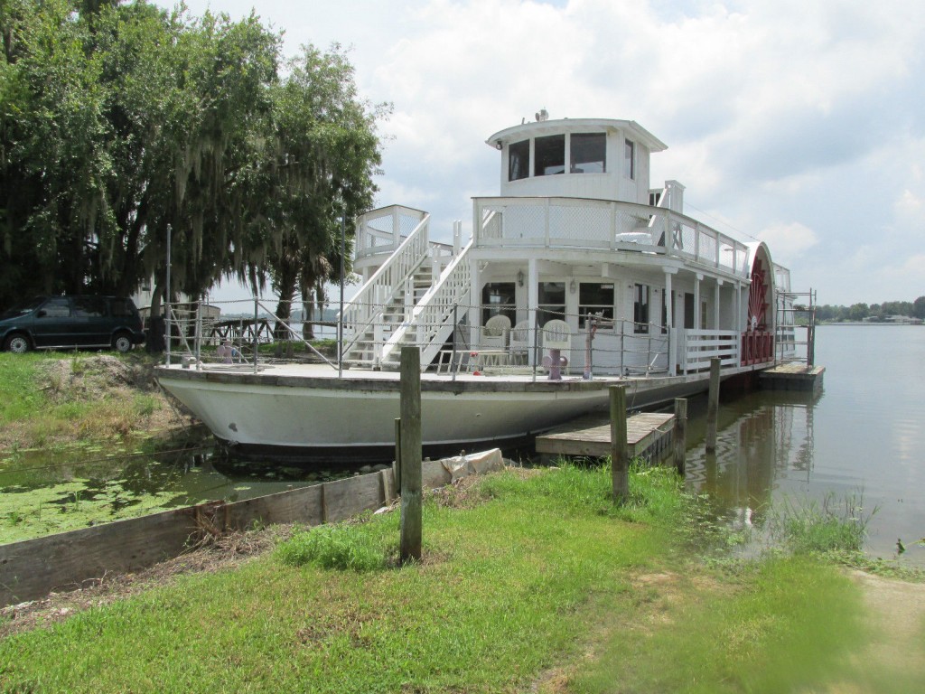 Side Wheeler Paddle boat Beresford Lady Dinner Cruise or House boat