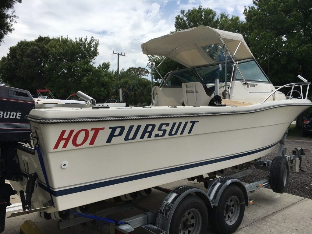 1990 Pursuit 2350 in very good condition