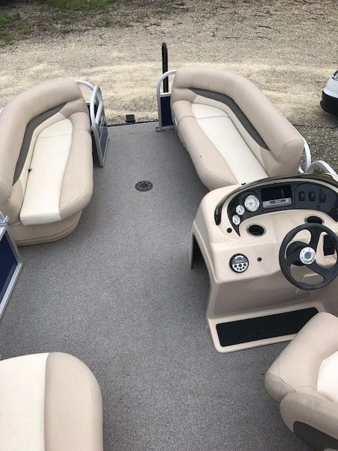 2015 Suntracker DLX Party Barge in like new condition