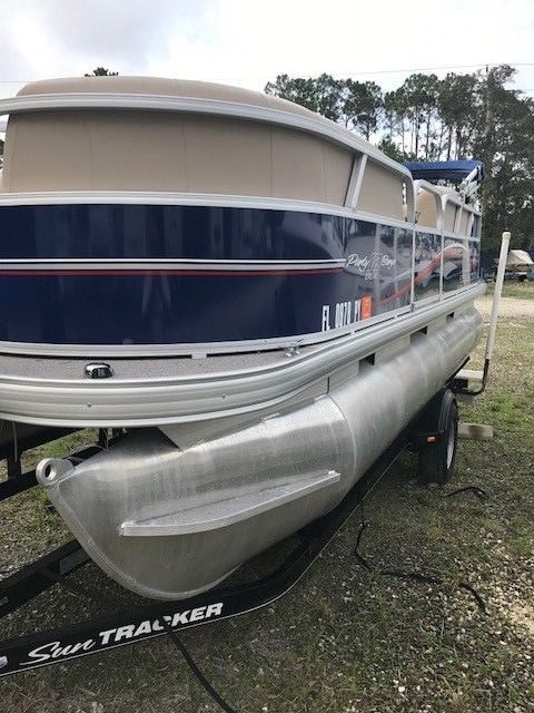 2015 Suntracker DLX Party Barge in like new condition