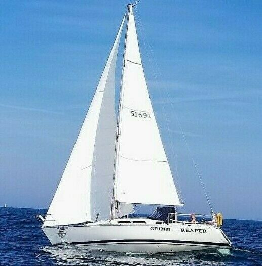 1986 Beneteau First 325 Sailboat in Immaculate Mint Condition 34′