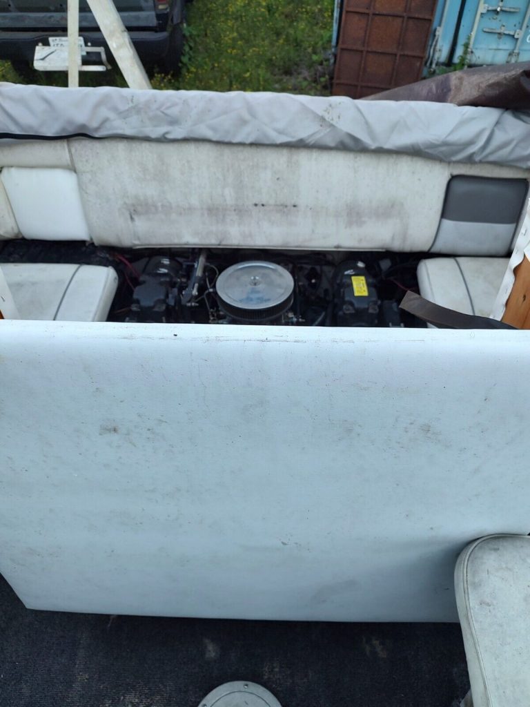 1994 Thompson Carrera 2200 21 ft cubby cabin cruiser boat.