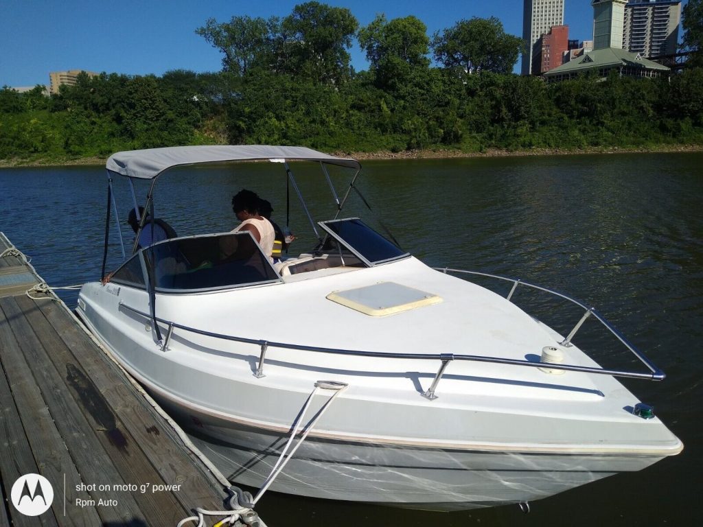 1994 Thompson Carrera 2200 21 ft cubby cabin cruiser boat.