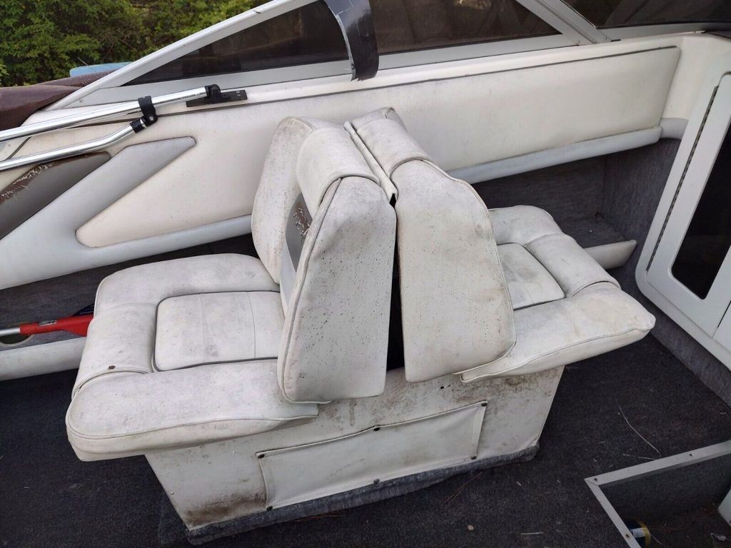 1994 Thompson Carrera 2200 21 ft cubby cabin cruiser boat.